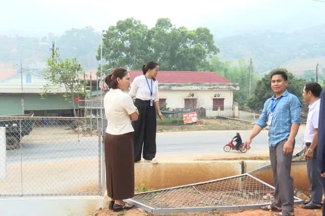 Voi vào Tường PTDTBT THCS Huổi Một, tỉnh Sơn La làm hư hỏng một số hạng mục hàng rào. Ảnh: UBND xã Huổi Một