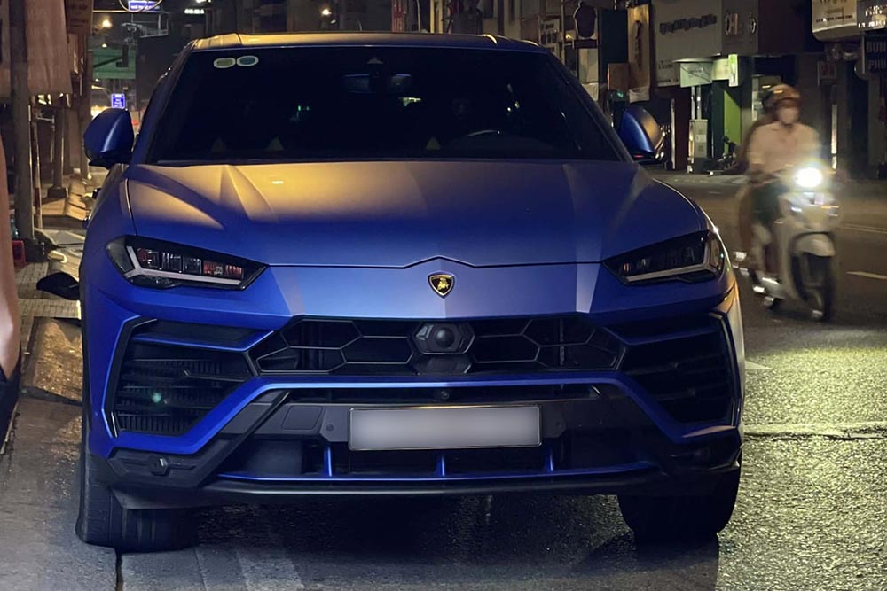 The Lamborghini Urus with a rare matte blue exterior appeared on the streets of Ho Chi Minh City, attracting attention thanks to its distinct paint color. Photo: Huy Pham