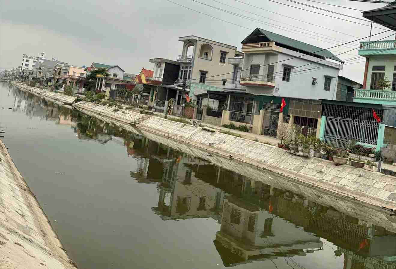Re-establishing order in the irrigation corridor at Dai Phu Giang canal. Photo: Khuc Thua Du commune