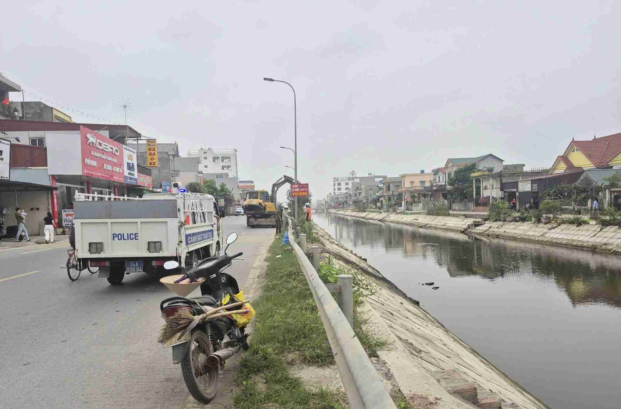 Xã Khúc Thừa Dụ ra quân xử lý vi phạm dọc kênh Đại Phú Giang. Ảnh: Xã Khúc Thừa Dụ