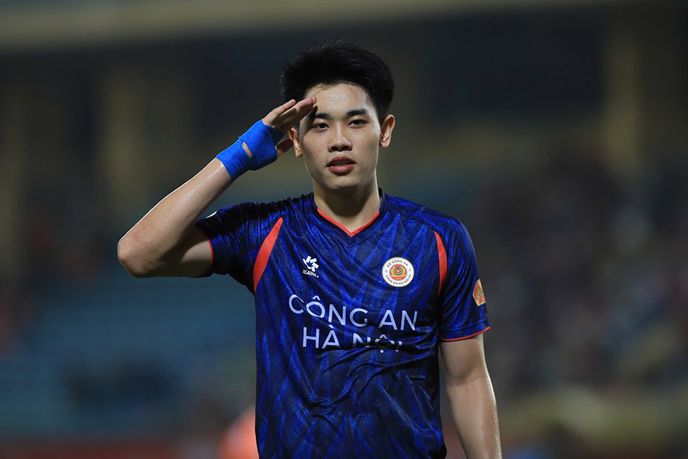 Nguyễn Đình Bắc brille avec un doublé, contribuant grandement à la victoire écrasante de Công an Hà Nội contre Đà Nẵng au stade Hàng Đẫy. Photo: Minh Dân