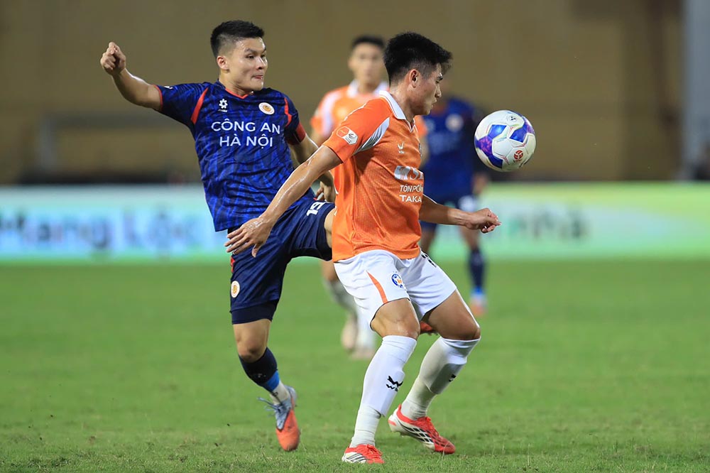 Hàng thủ Đà Nẵng (áo cam) không thể đứng vững trước sức ép của Công an Hà Nội. Ảnh: Minh Dân