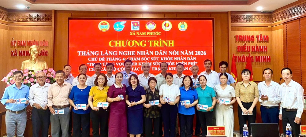 Responding to the theme "People's Health Care" in April, the Vietnam Fatherland Front Committee of Nam Phuoc commune donated 100 free health check-up tickets to village Fatherland Front officials. Photo: Nam Phuoc Trade Union.