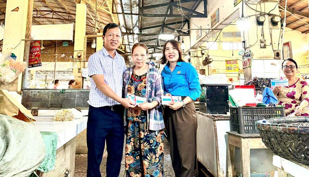 Nam Phuoc Commune Trade Union, Da Nang presents free health check-up tickets to small traders at Nam Phuoc market. Photo: Nam Phuoc Trade Union