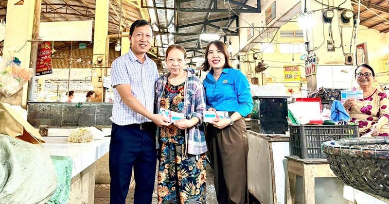 Đà Nẵng: Công đoàn Nam Phước tặng vé khám sức khỏe miễn phí cho tiểu thương