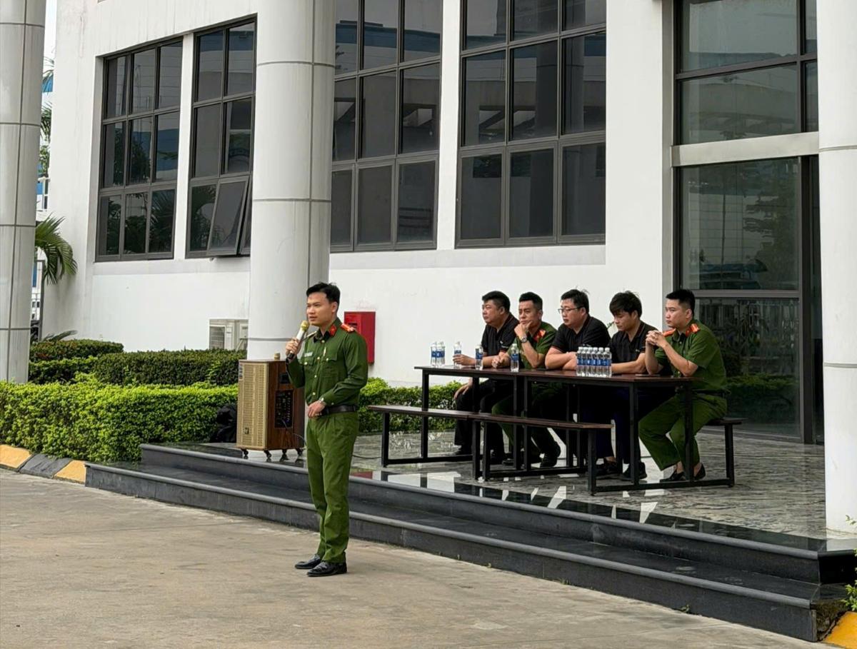 City police officers propagate and disseminate legal knowledge to workers at An Duong Industrial Park. Photo: Hai Phong City Police