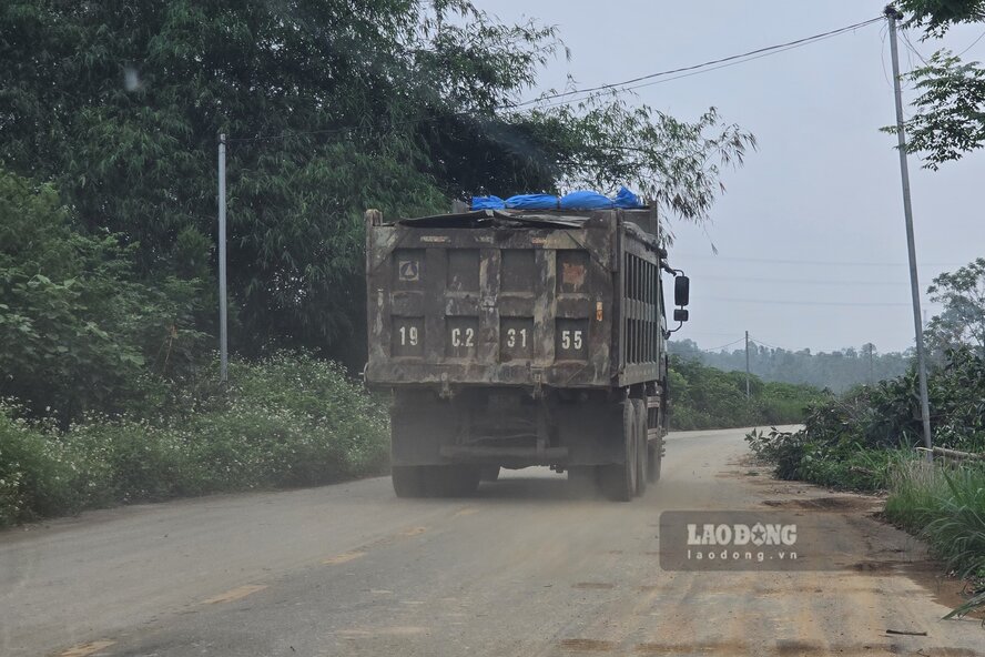 Một chiếc xe tải chở đất đi đổ thải. Ảnh: Tô Công