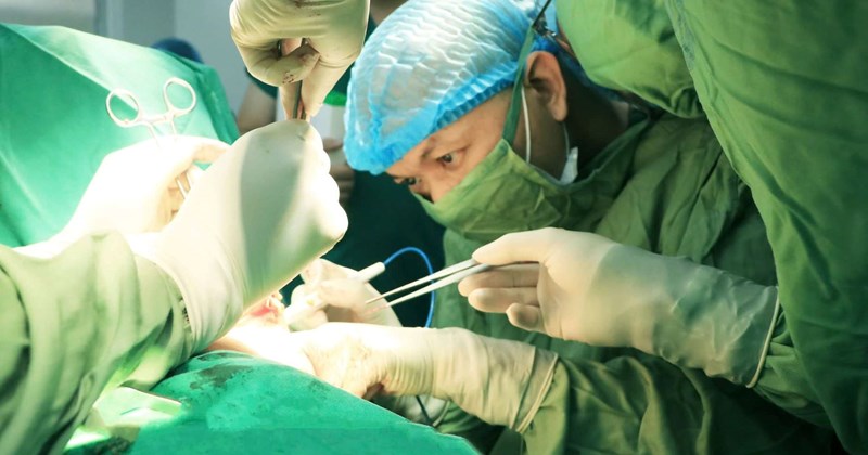 9 ca phẫu thuật, cô gái 21 tuổi giành lại thiên chức làm mẹ