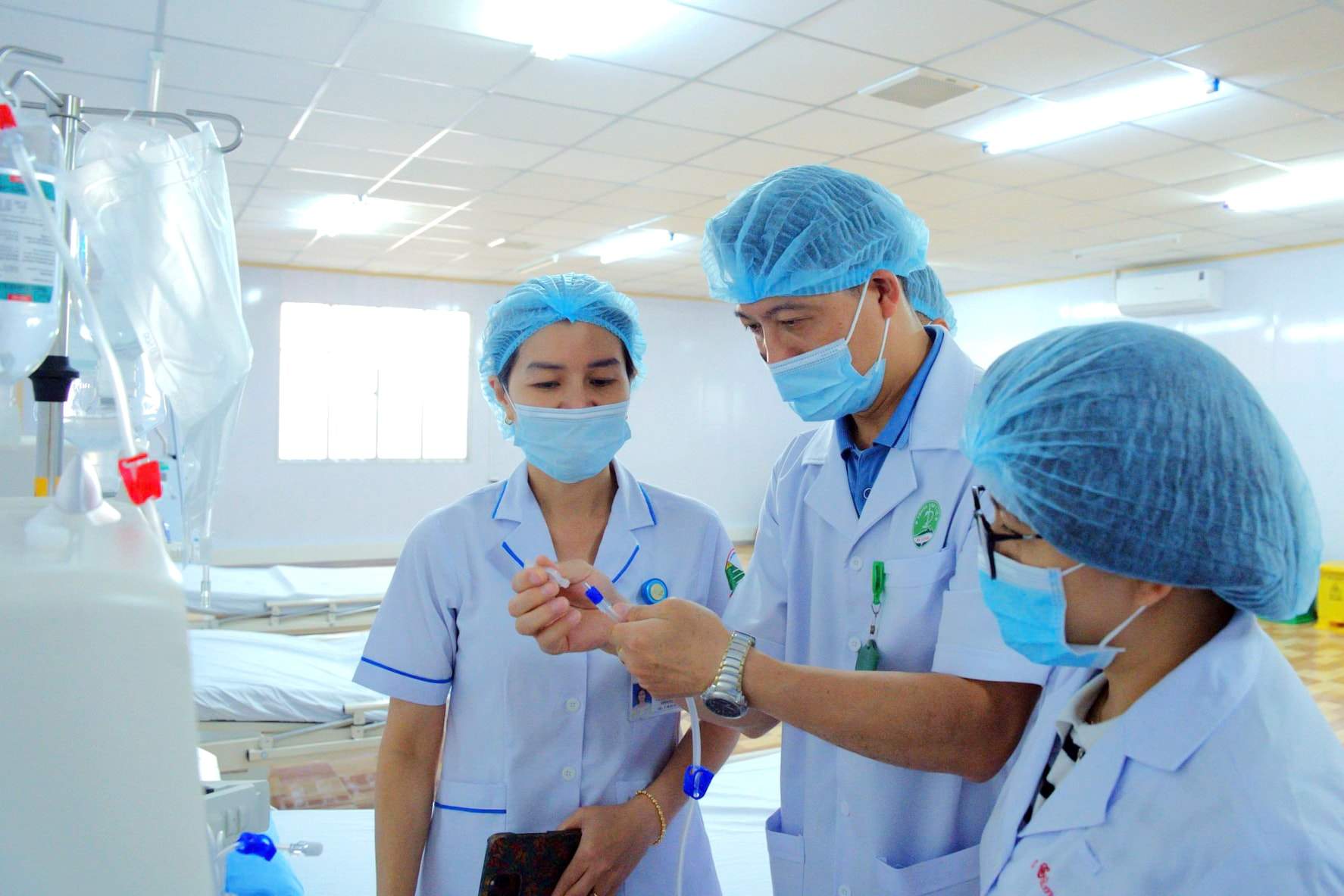 Các y, bác sĩ làm việc tại