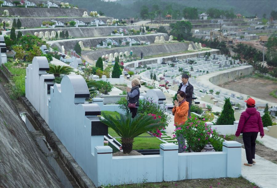 People go to clean graves during the Thanh minh festival. Photo: Quan Do