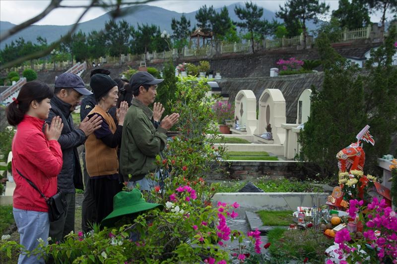 People go to sweep graves, read Tet Thanh Minh prayers. Photo: Quan Do