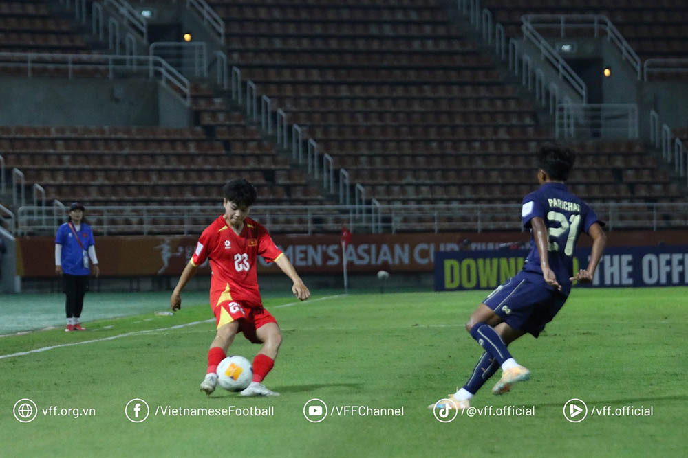 U20 nữ Việt Nam nỗ lực cải thiện thế trận trước U20 nữ Thái Lan. Ảnh: VFF