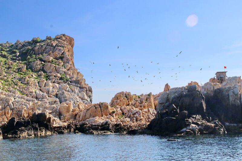 Vùng biển Khánh Hòa hiện có 33 đảo với 173 hang yến lớn nhỏ, đạt kỷ lục về số lượng hang đảo yến nhiều nhất và sản lượng khai thác yến sào tự nhiên lớn nhất châu Á. Ảnh: Phương Linh