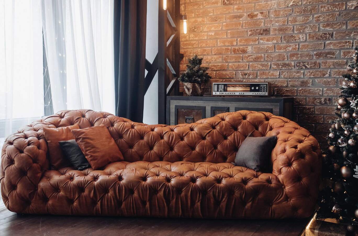 Choosing the wrong sofa can make the living room outdated, cramped and less sophisticated. Photo: Thuy Duong