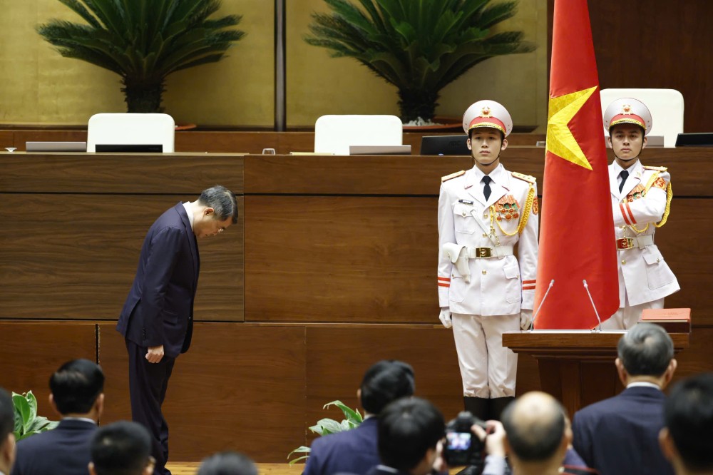 Thủ tướng Chính phủ Lê Minh Hưng thực hiện nghi lễ Tuyên thệ nhậm chức. Ảnh: Như Ý