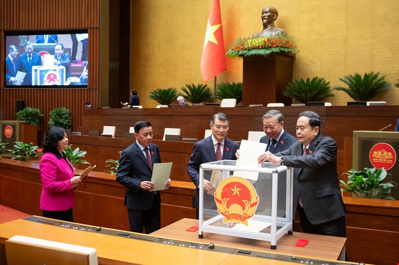 General Secretary and President To Lam and leaders and delegates vote to approve Judges, Deputy Prime Ministers, Ministers and other members of the Government on the morning of April 8. Photo: Quochoi. vn