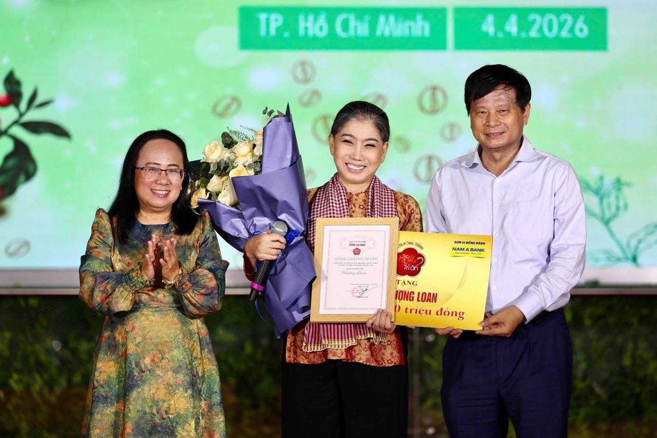 NSND Phượng Liên nhận giải thưởng.