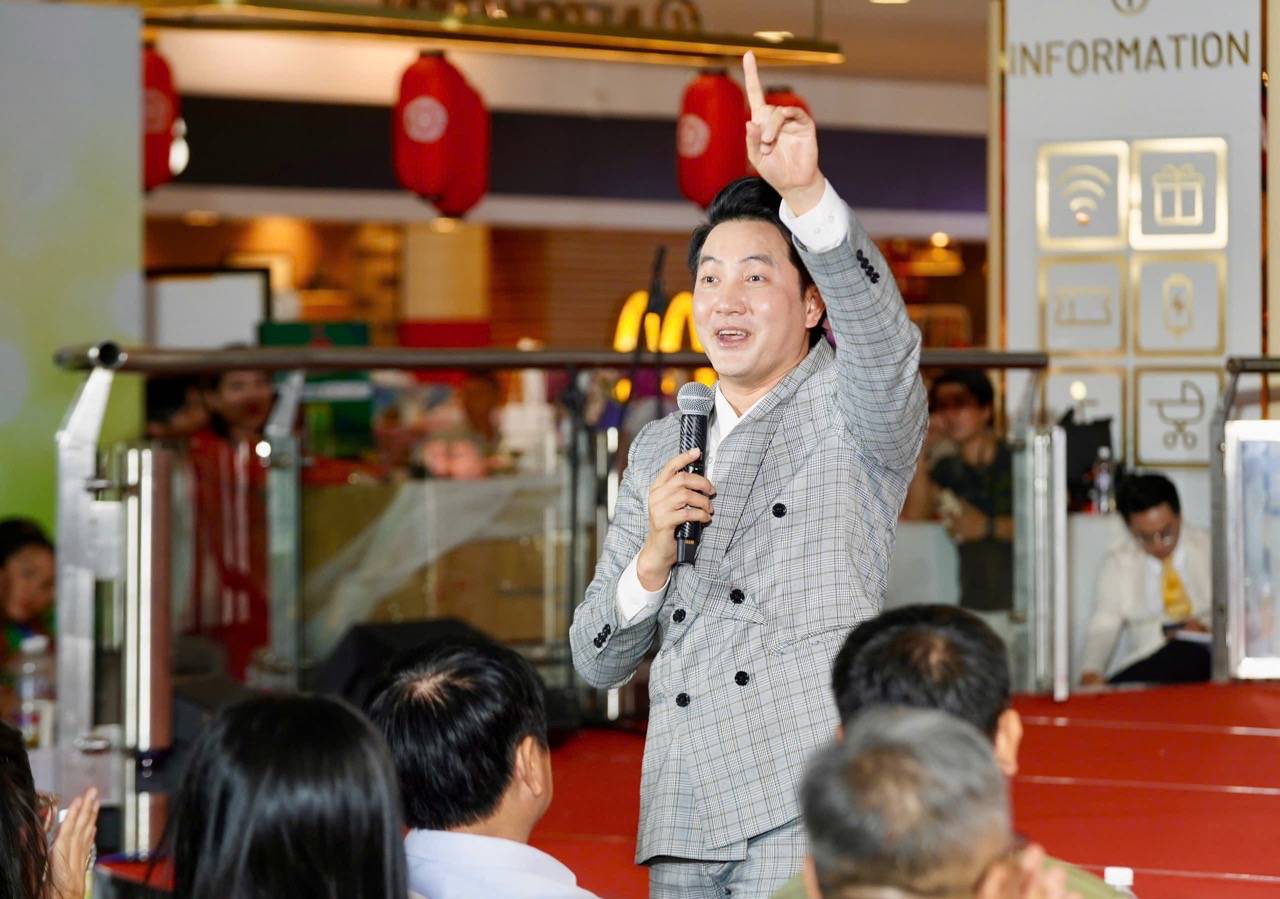 Ca sĩ Nguyễn Phi Hùng.