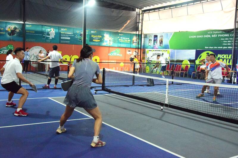 Thi đấu nội dung pickleball đôi nam nữ. Ảnh: Trường Sơn