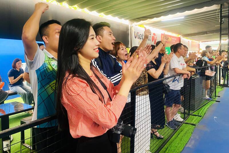 Cổ động viên nhiệt tình cổ vũ các đội thi đấu tạo nên không khí hào hứng, đoàn kết. Ảnh: Trường Sơn