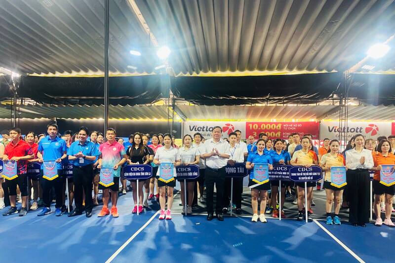 Đại diện các đội nhận cờ lưu niệm của BTC Giải thể thao Công đoàn Sơn La năm 2026. Ảnh: Trường Sơn