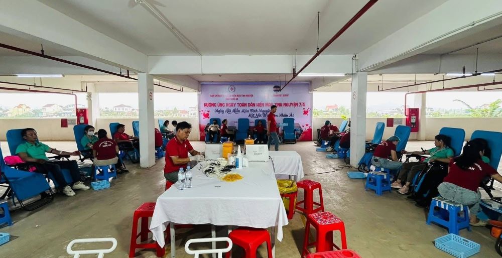 Viet Glory Company organizes voluntary blood donation in 2026, attracting a large number of union members and workers to participate. Photo: Nghe An Trade Union
