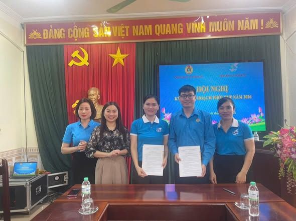 Nghi Loc Commune Trade Union signed an agreement with the Commune Women's Union to strengthen care for life and raise awareness for female union members. Photo: Nghe An Trade Union
