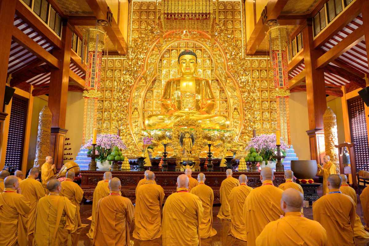 Chư tôn đức trong Ban tổ chức Đại hội Đại biểu Phật giáo TPHCM lần thứ I đã cử hành khóa lễ Tam bảo. Ảnh: Tâm Quý