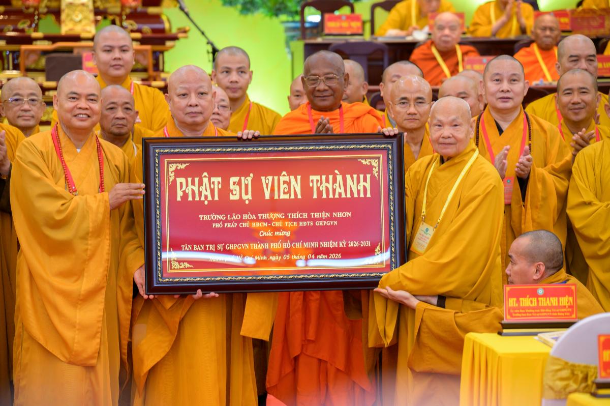 Trưởng lão Hòa thượng Thích Thiện Nhơn - Phó Pháp chủ, Chủ tịch Hội đồng Trị sự Giáo hội Phật giáo Việt Nam chúc mừng tân Ban trị sự GHPGVN TPHCM nhiệm kì 2026-2031. Ảnh: Trung Thắng