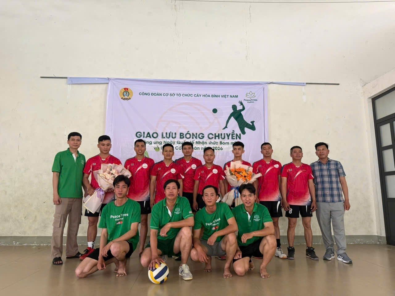 PeaceTrees Vietnam Trade Union organizes volleyball exchange and "Trade Union Meal" to connect union members and workers in the unit. Photo: Quang Tri Trade Union