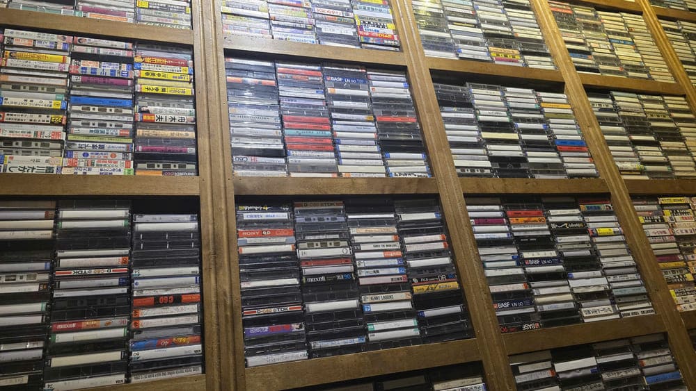 How to take advantage of the cassette display wall will help the living space become more unique. Photo: Tuan Dat