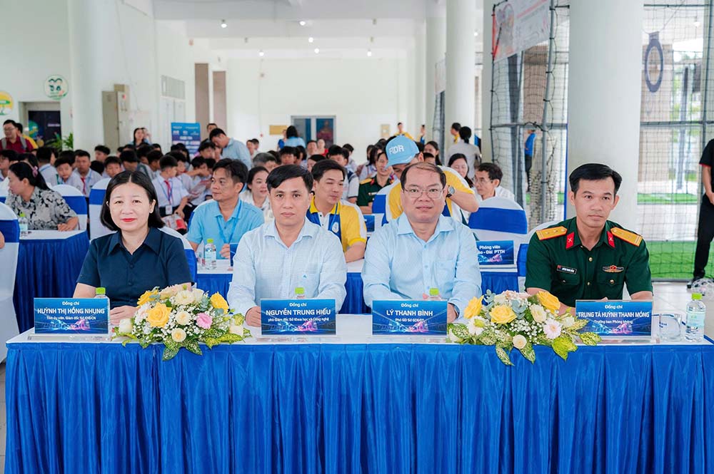 Các đại biểu tham dự lễ khai mạc cuộc thi. Ảnh: Sở KHCN Tây Ninh