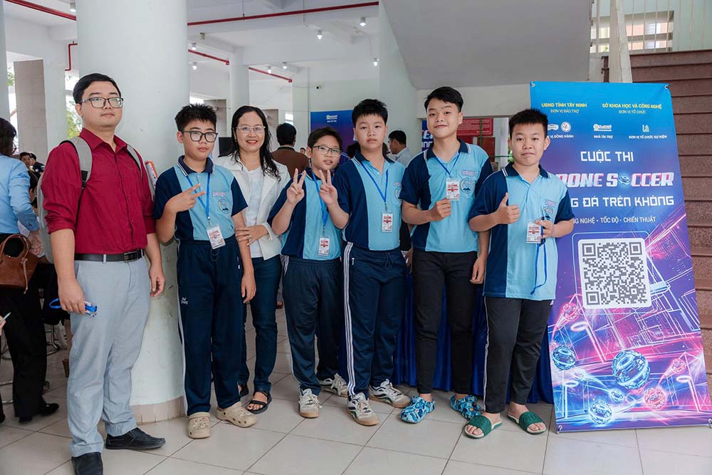 Students from Tan Ninh, Binh Minh, Long Hoa wards in Tay Ninh province compete in Drone Soccer. Photo: Tay Ninh Department of Science and Technology``