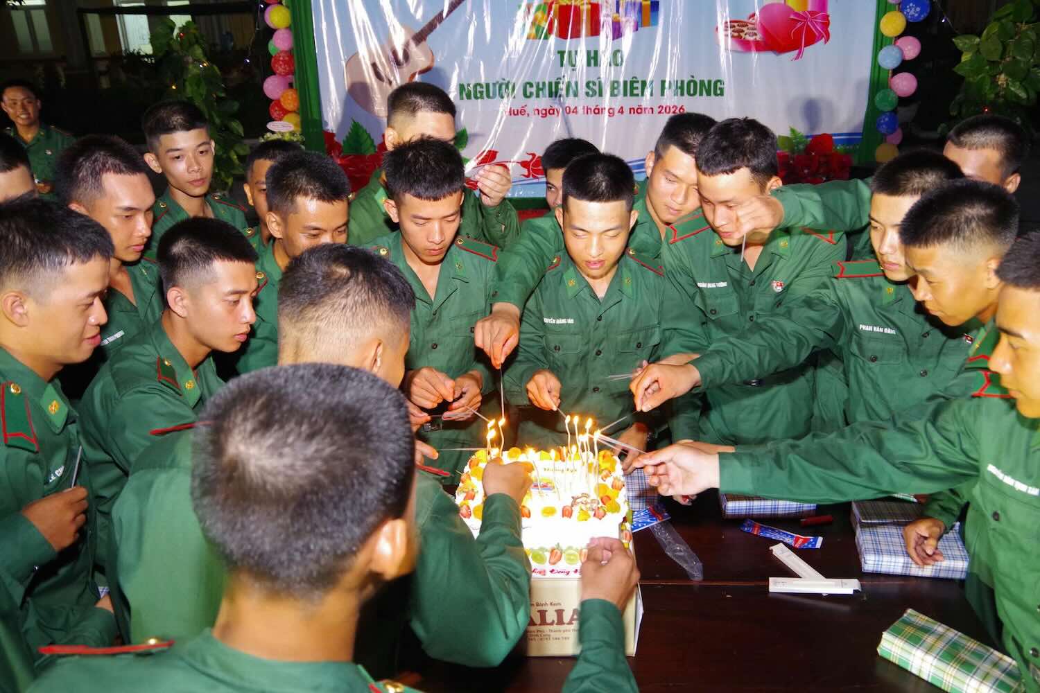Border guard soldiers organize birthdays with many meaningful activities. Photo: Vo Tien.