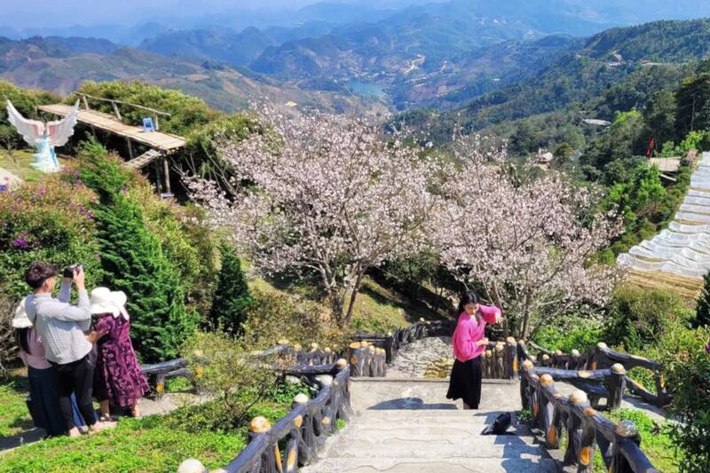 Pha Đin Top là điểm dừng chân nổi bật thu hút du khách trên Đèo Pha Đin. Ảnh: Ngọc Thắng