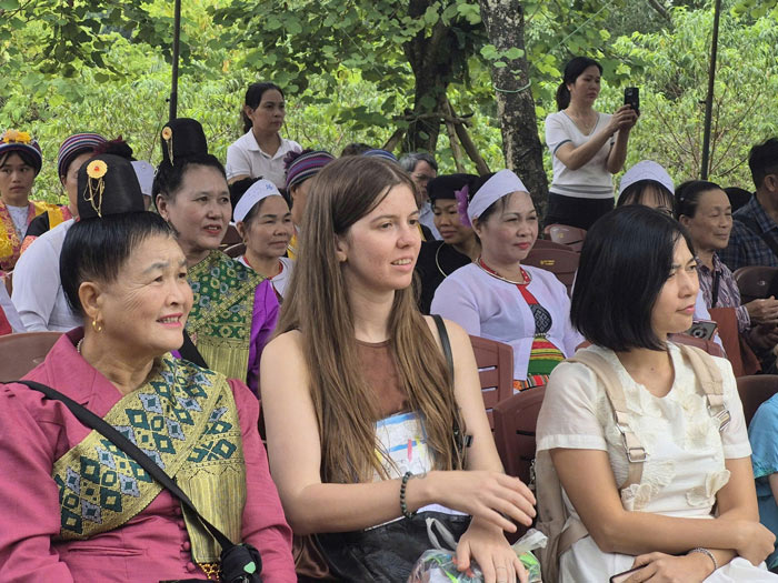 Khách du lịch thưởng thức điệu múa tại làng dân tộc Thái. Ảnh: Trần Hạnh