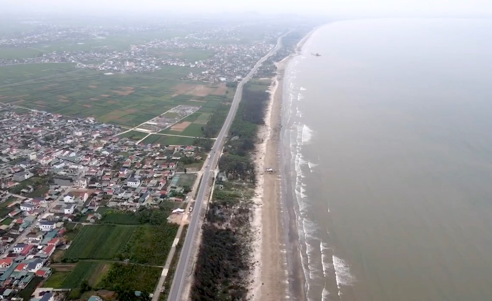 La carretera costera de casi 5.000 billones de VND en Nghệ An está a punto de abrirse, todavía hay un "cuello de botella" de 100 m. Foto: Ngọc Anh