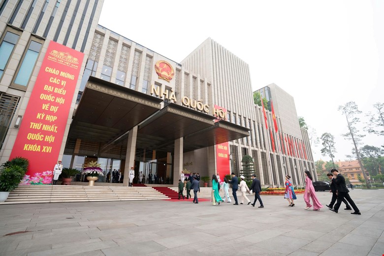 Đoàn Đại biểu Quốc hội khóa XVI vào Nhà Quốc hội dự phiên khai mạc Kỳ họp thứ Nhất. Ảnh: Quochoi.vn