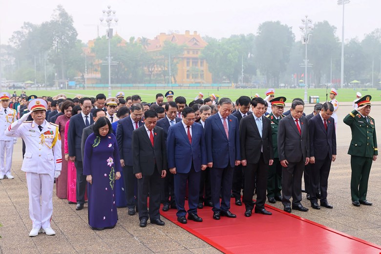 General Secretary To Lam and Party and State leaders and National Assembly Deputies of the 16th term respectfully commemorate President Ho Chi Minh. Photo: Quochoi. vn