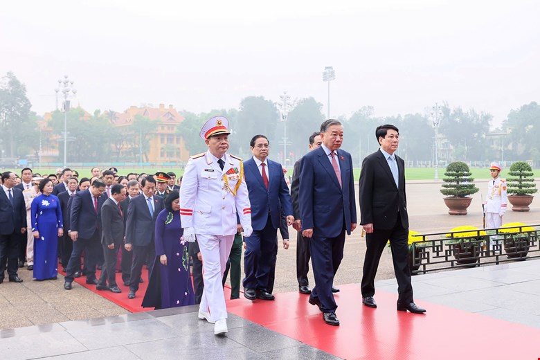 Tổng Bí thư Tô Lâm dẫn đầu Đoàn Đại biểu Quốc hội khóa XVI vào Lăng viếng Chủ tịch Hồ Chí Minh. Ảnh: Quochoi.vn