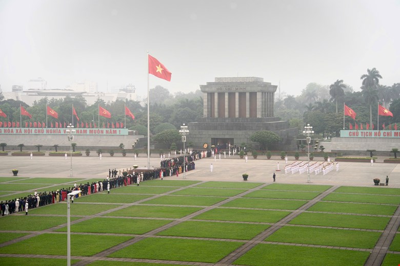 Đoàn Đại biểu Quốc hội khóa XVI vào Lăng viếng Chủ tịch Hồ Chí Minh. Ảnh: Quochoi.vn 