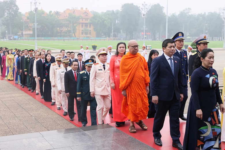 Đoàn Đại biểu Quốc hội khóa XVI vào Lăng viếng Chủ tịch Hồ Chí Minh. Ảnh: Quochoi.vn