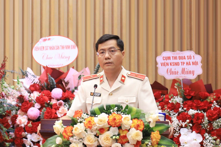 El Sr. Bui Viet Cuong habla después de recibir la decisión de traslado y nombramiento. Foto: Fiscalía Popular Suprema