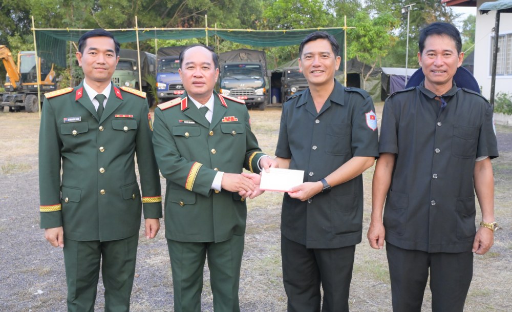 Thiếu tướng Nguyễn Văn Ngành trao quà động viên cán bộ, chiến sĩ. Ảnh: Phương Vũ