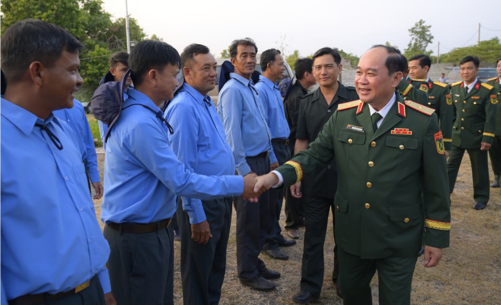 응우옌반응안 소장, 안장성 군사령부 사령관이 K92팀 간부 및 전투원을 방문, 점검 및 격려했습니다. 사진: 프엉부