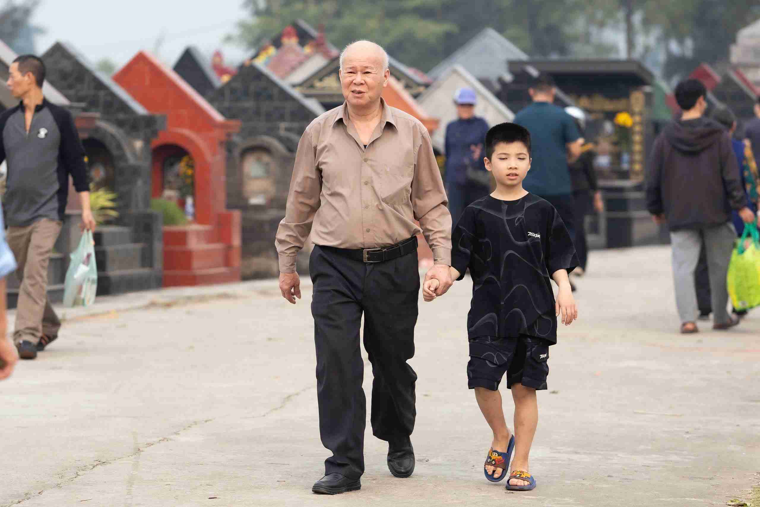 Nhiều thế hệ trong gia đình cùng nhau đi tảo mộ dịp Thanh minh. Ảnh: Mai Hương