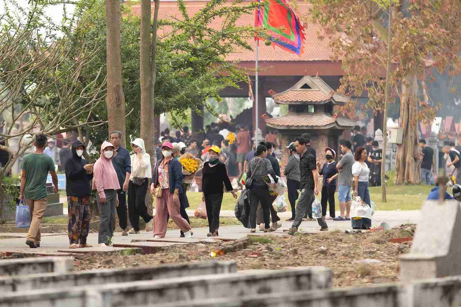 Nghĩa trang Cầu Cương trở nên nhộn nhịp hơn thường ngày trong tiết Thanh minh. Ảnh: Mai Hương