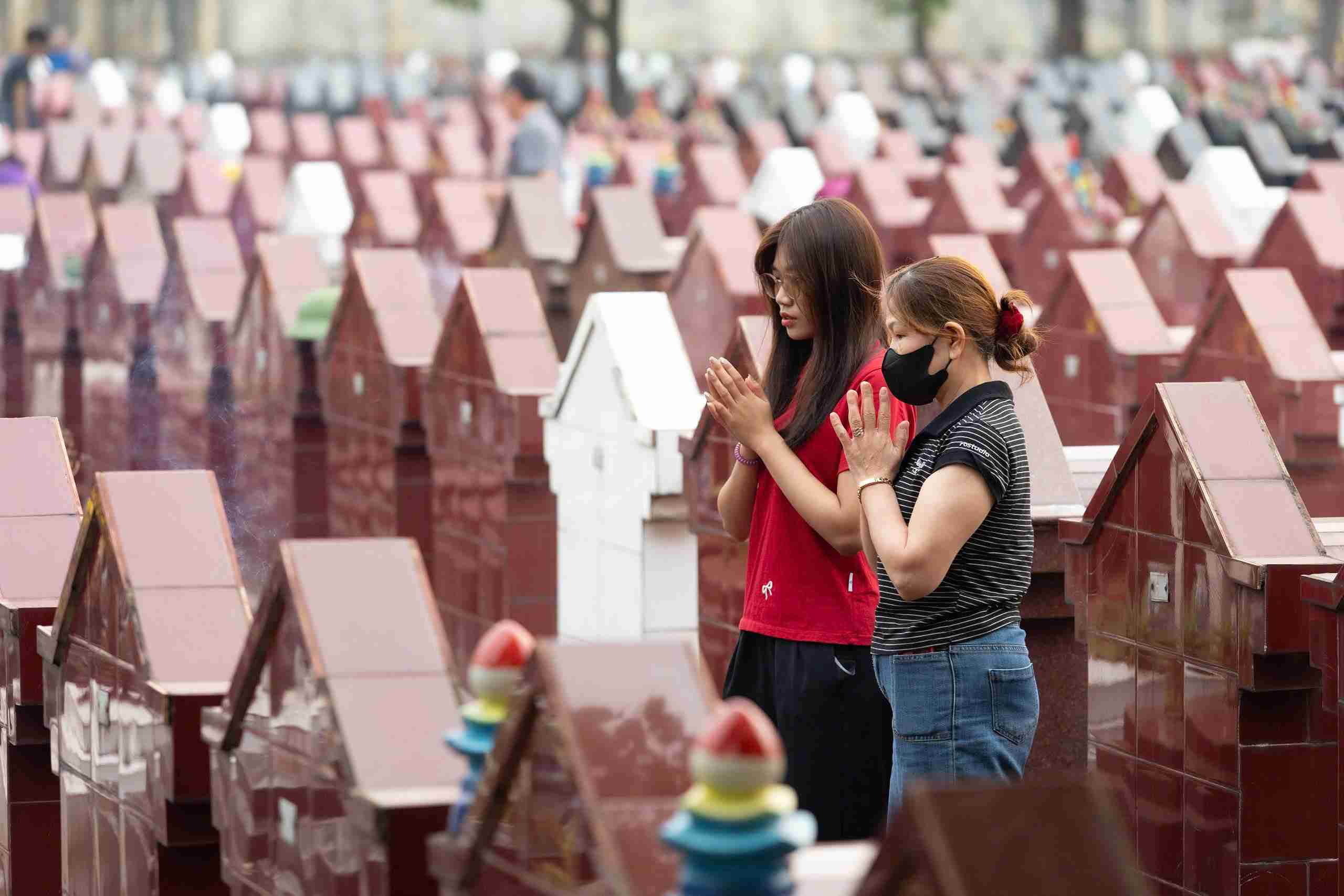 Người dân lặng lẽ tưởng niệm, gửi gắm tình cảm với người đã khuất. Ảnh: Mai Hương