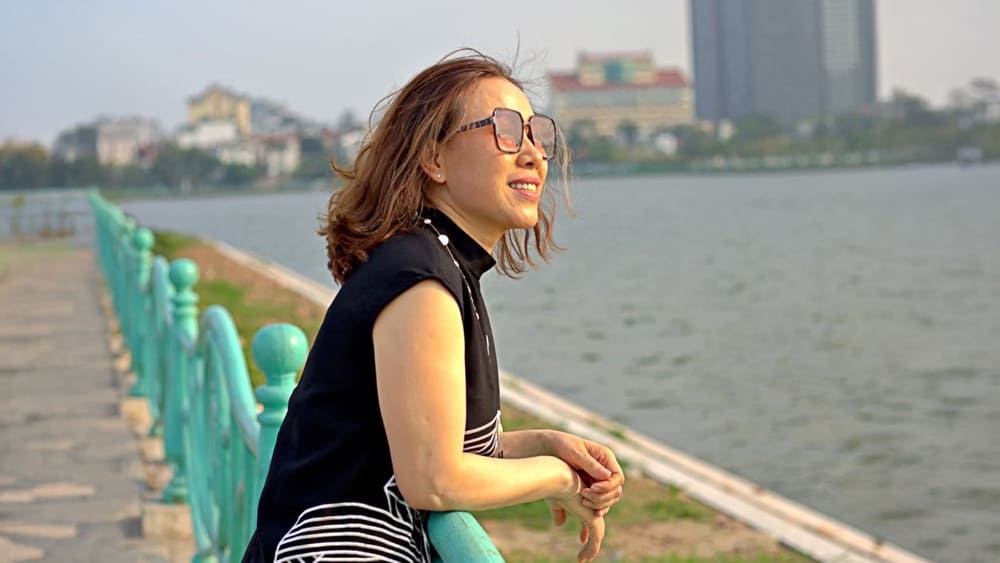 Suitable colorful dresses will help women enhance their slim figures on hot summer days. Photo: Nguyen Yen