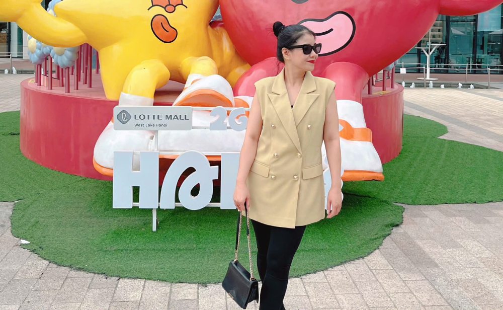 Los vestidos de colores apropiados ayudarán a las mujeres a realzar su figura esbelta en los calurosos días de verano. Foto: Nguyễn Yến